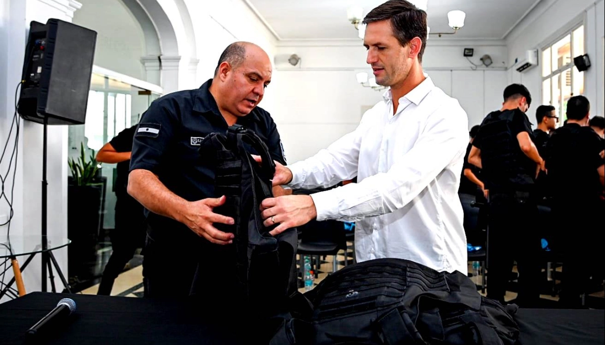 El intendente Mantegazza entregó chalecos antibalas a la Policía de San Vicente