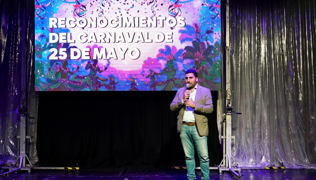Egüen entregó reconocimientos a todos los organizadores del Carnaval 2026 de 25 de Mayo