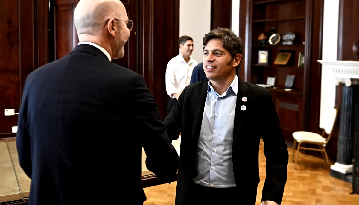 Kicillof pisa a fondo con su agenda internacional y recibió a un embajador europeo