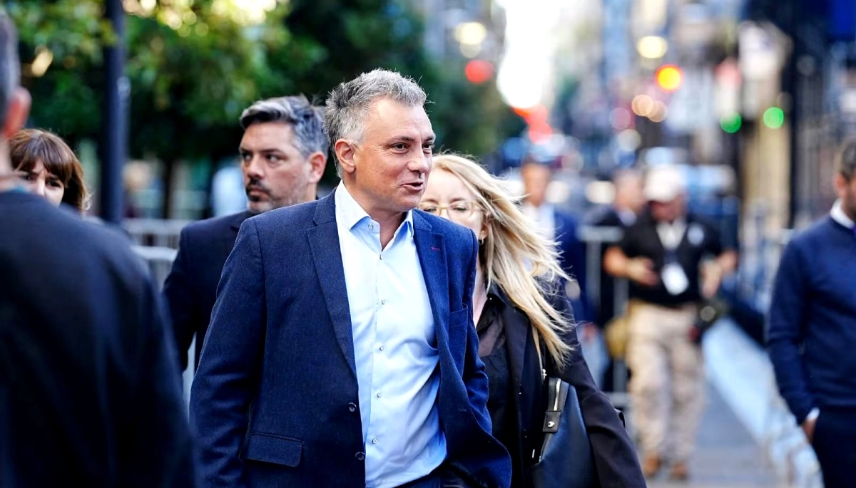 Bajo las órdenes de Pareja, libertarios bonaerenses saltean Concejos y apuran a dos intendentes