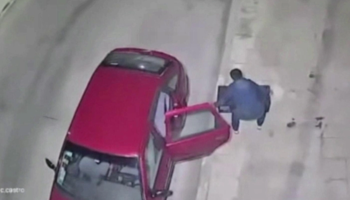 Desnudo por Villa Bosch: robó elementos de un auto y recibió un tremendo escarmiento