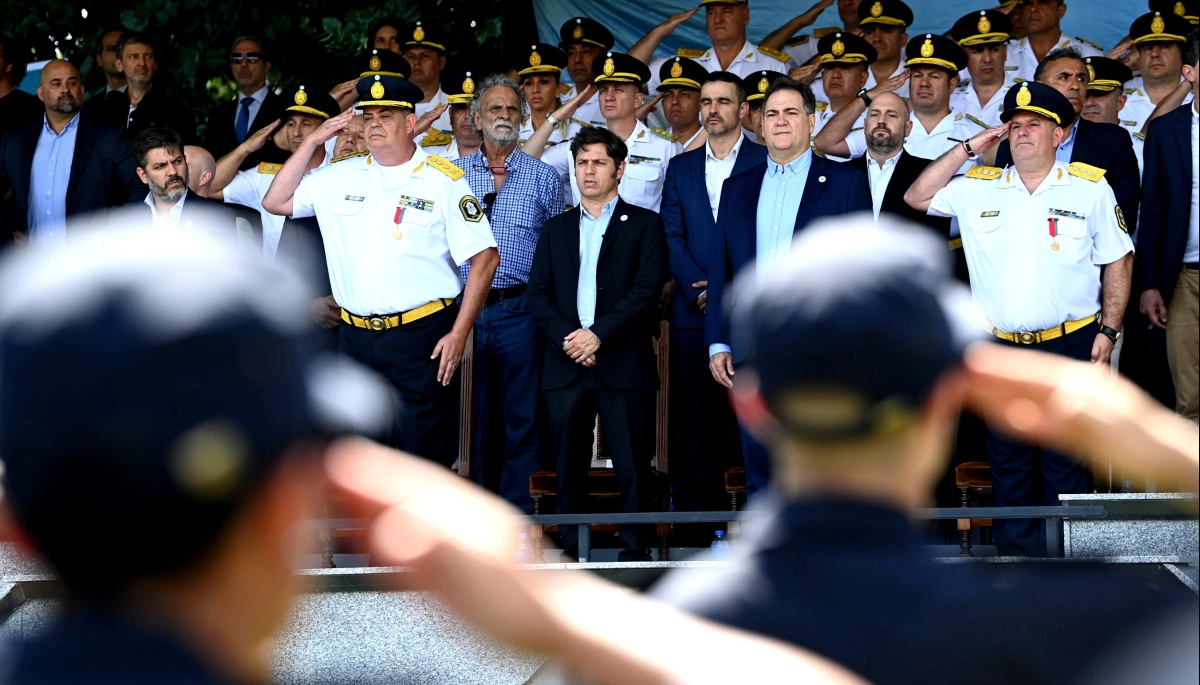 Reclamos, abucheos y silbidos contra Kicillof durante el acto de egreso policial en Berazategui