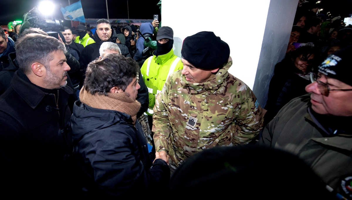 Kicillof se mostró en la vigilia por Malvinas y dejó una señal para 2027