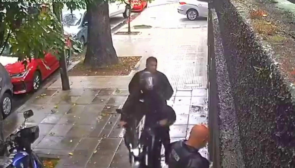 Motochorros emboscaron a un delivery de dólares en ciudad de Buenos Aires