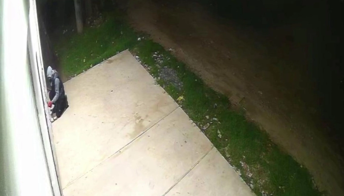 Gral. Rodríguez: buscan a un sujeto que desvalija comercios durante la madrugada