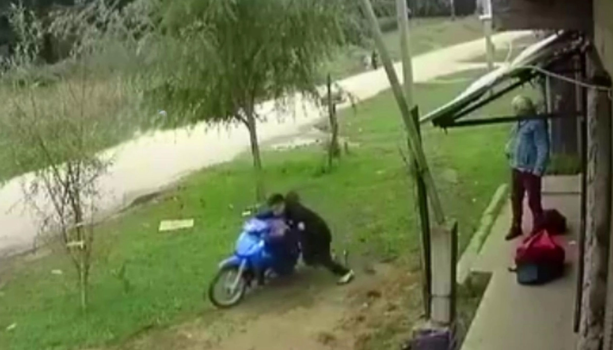 Se detuvo a comprar en un kiosco y le robaron la moto en Mar del Plata