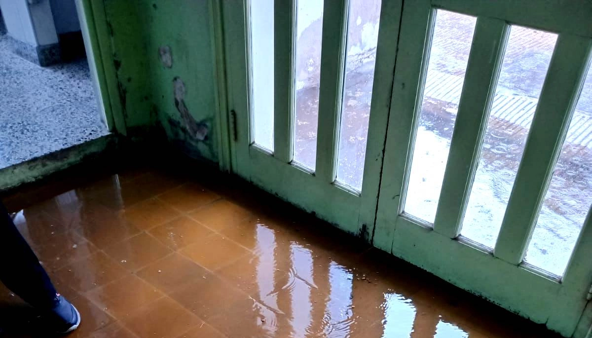 Denuncian que mientras el intendente de Tres Arroyos hacia un acto educativo, un colegio suspendía clases por filtraciones