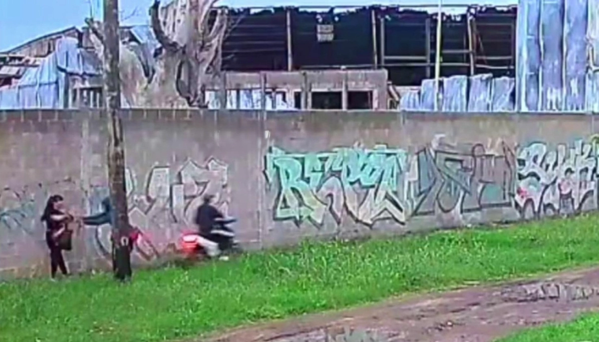 Burros en moto la asaltaron en Moreno y le quitaron los apuntes de la facultad