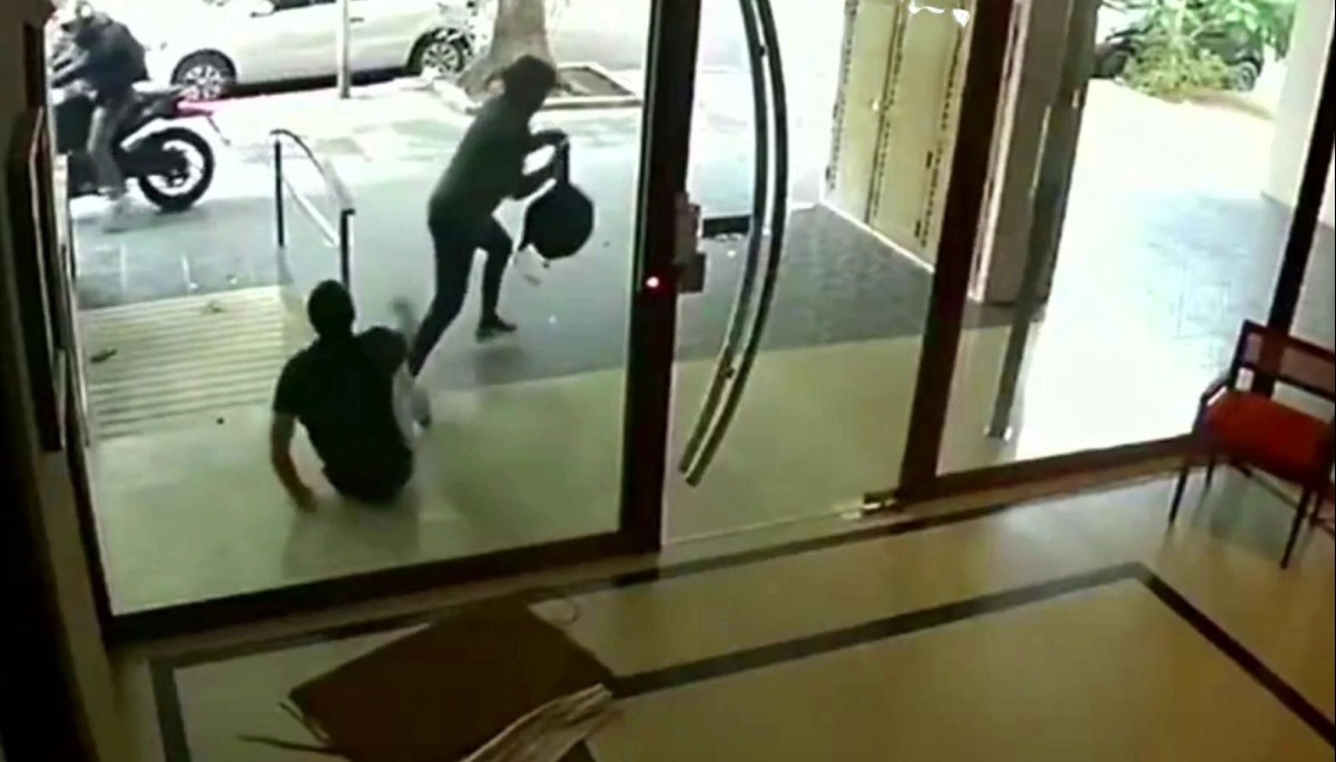 ¿Salidera o "batida" en CABA? Motochorros lo asaltaron y le habrían robado una importante suma de dinero