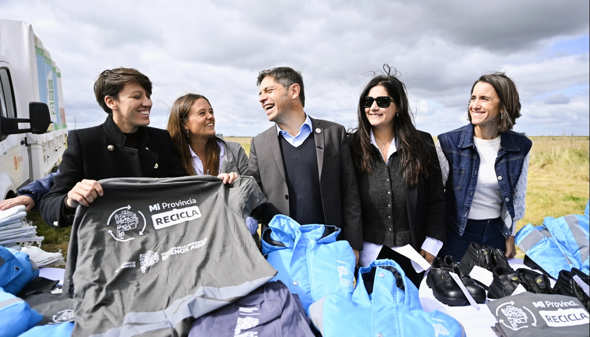 Junto a Lucía Gómez, Kicillof visitó Adolfo Gonzales Chaves y entregó viviendas a familias de De la Garma