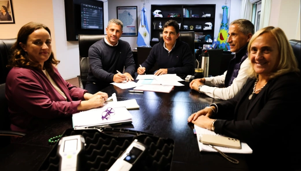 Marinucci y Walker firmaron un acuerdo para adquirir equipo y fortalecer la seguridad vial en Pila