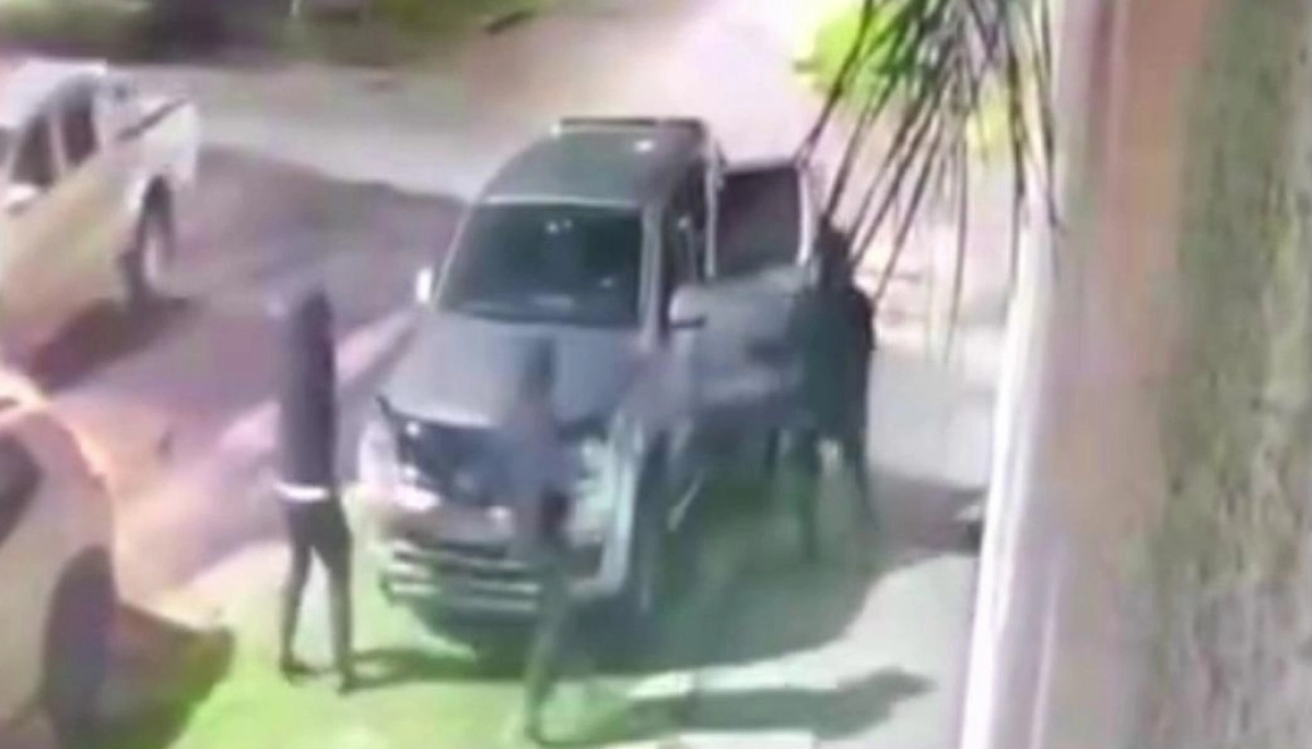 Una banda de "pirañas" rodeó a un hombre en la puerta de un club y le robó la camioneta en Merlo