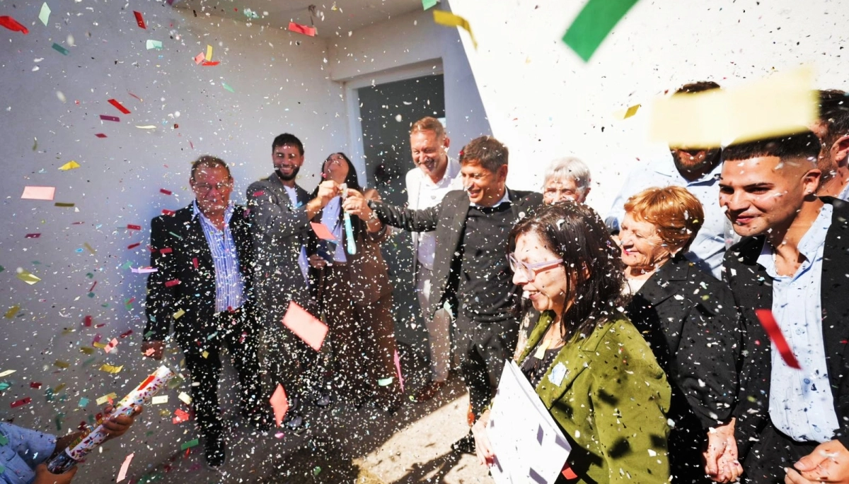 En Lincoln: Kicillof encabezó la entrega de 38 viviendas y hubo un casamiento inesperado en pleno acto