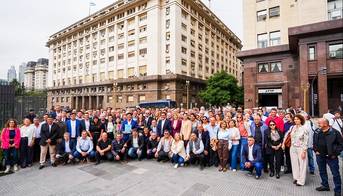 La Federación Argentina de Municipios apuntó contra Milei y pidieron que baje el precio de la nafta
