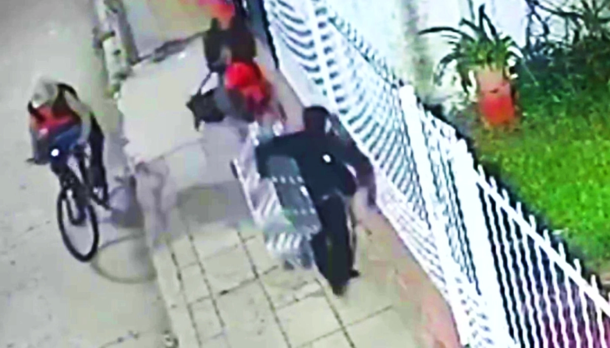 Otra noche descontrolada en Merlo: descarrilaron un portón y saquearon el garaje de una vivienda