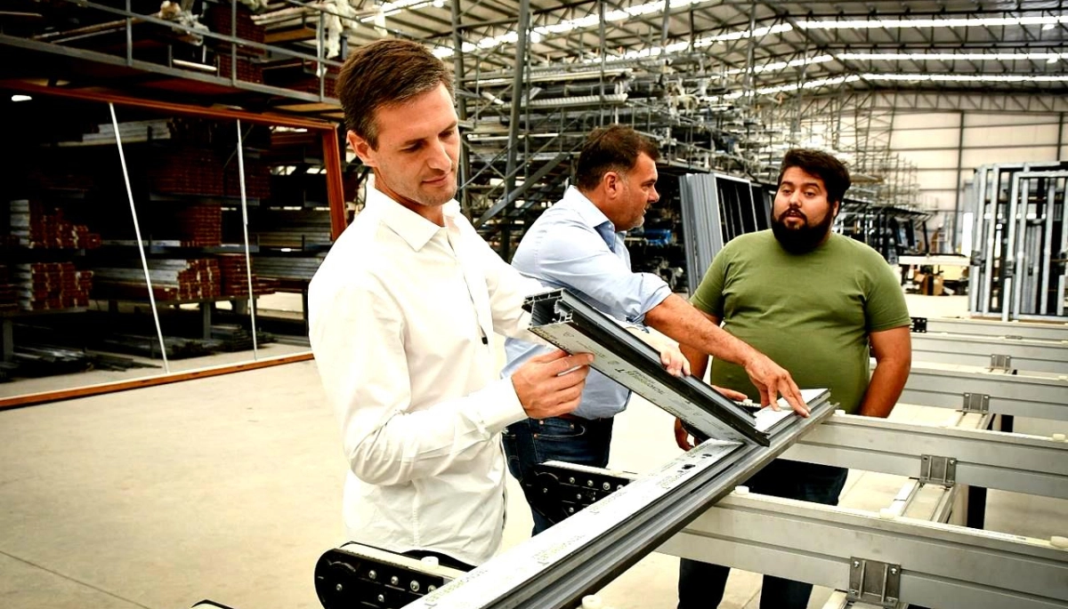 San Vicente: Mantegazza visitó la fábrica Fazzglass y destacó el crecimiento industrial