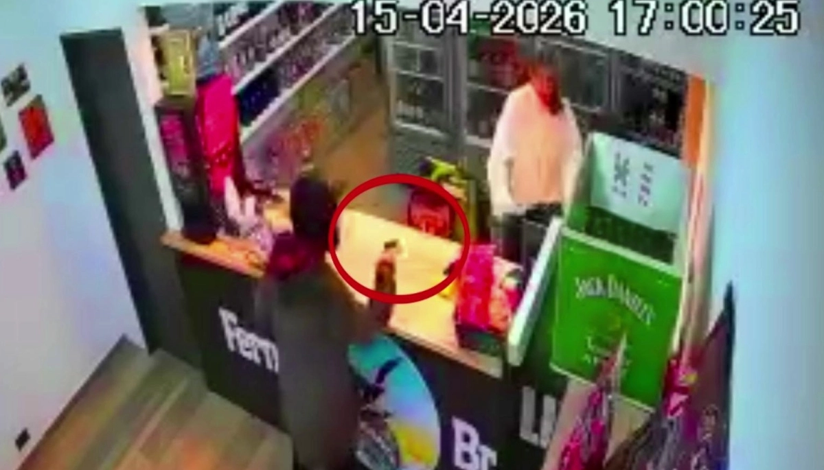 En ojotas y medias, empuñando una pistola, asaltó un comercio recién inaugurado