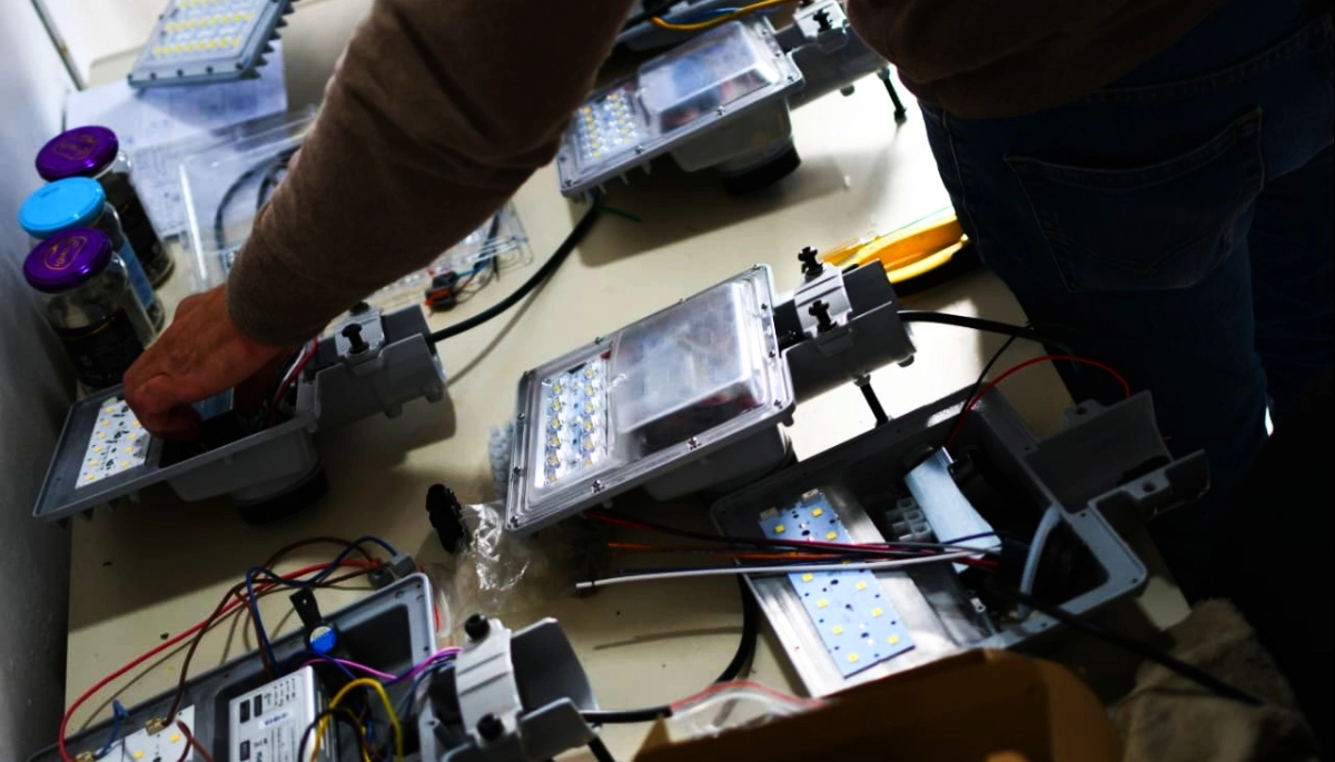 Seguridad vecinal: Magdalena fabrica luminarias LED y reduce un 40% los costos municipales