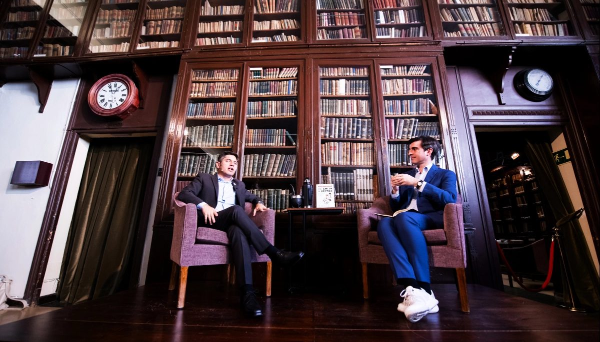 Kicillof arrancó su gira por España: presentó su libro y rechazó la idea de un mercado “sin Estado”