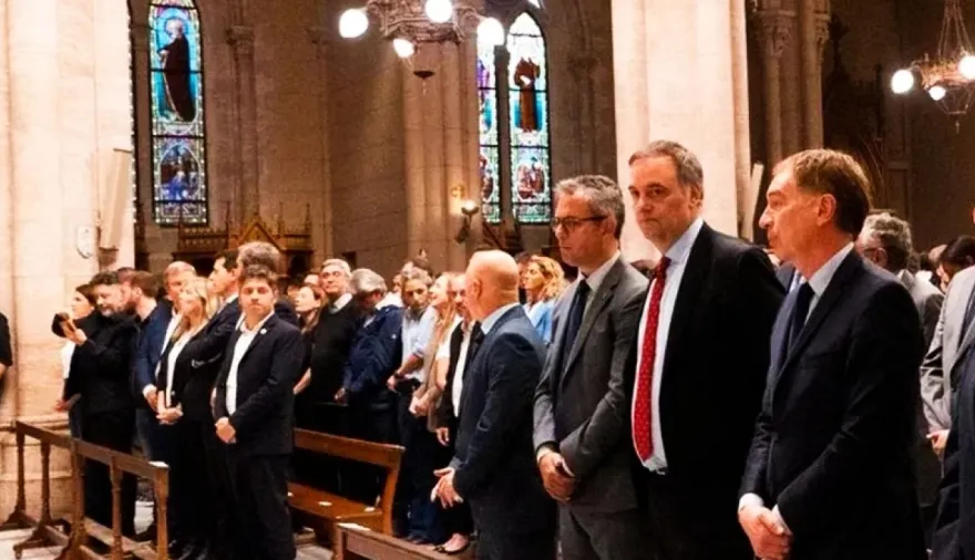 Kicillof, Santilli, Adorni y Sturzenegger compartieron silla en la Basílica de Luján