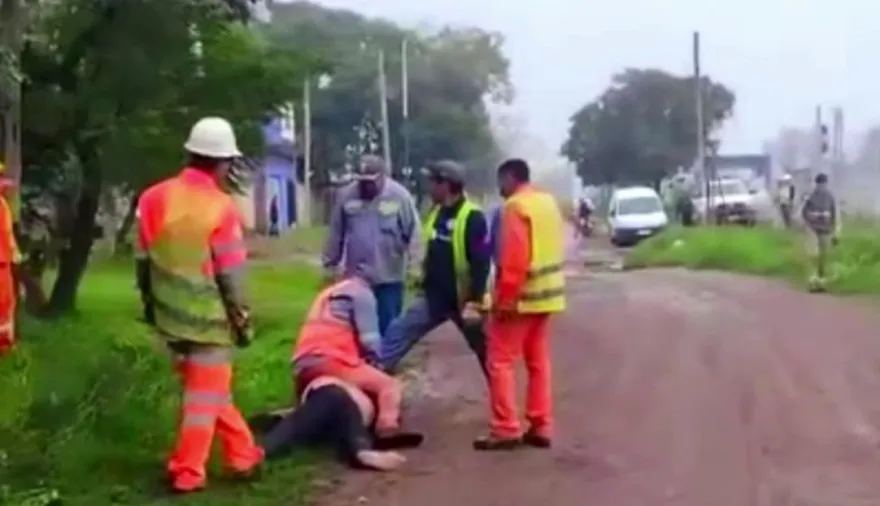 Hartos de la inseguridad: vecinos de Merlo atraparon a ladrón y lo entregaron desnudo a la policía
