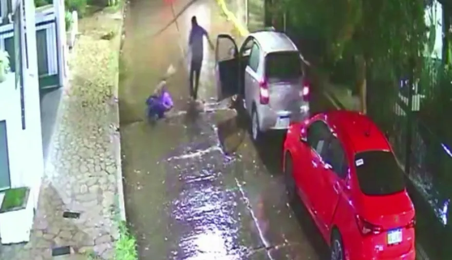 Emboscada en Tres de Febrero: bajó del auto y la arrojó al pavimento para sacarle las pertenencias