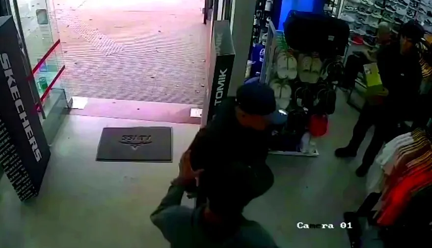 Miedo en La Plata: sujetos armados asaltaron un comercio frente a la comisaría