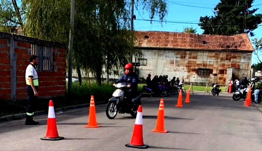 El Municipio de Junín inició un nuevo ciclo de clínicas y entrega de cascos para motociclistas