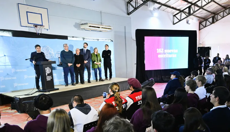 En su visita a Coronel Suárez, Kicillof cruzó a los libertarios y a Milei por las tasas municipales
