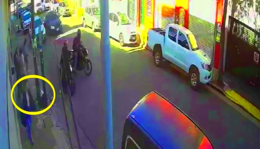 Motochorros de cacería en Avellaneda: arrastraron a una mujer para robarle