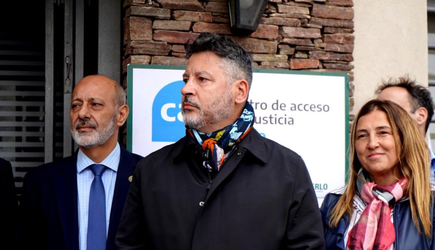 El sueldo más bajo de la Provincia, cesantías y “engaños”:  la denuncia de los municipales de Merlo contra Menéndez