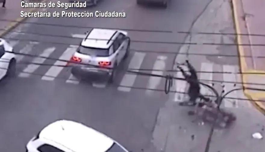 Giró donde no debía y un motociclista pagó las consecuencias