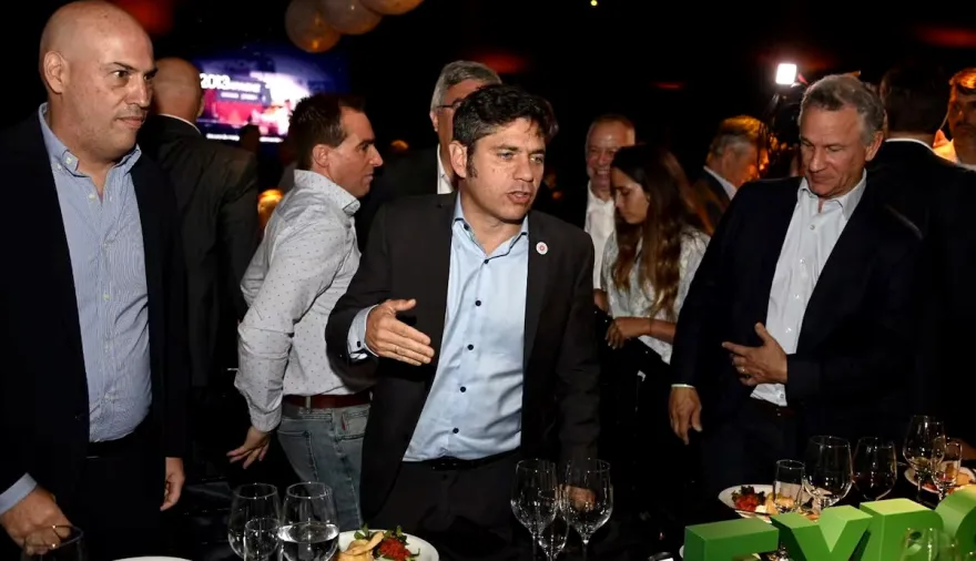 Kicillof señaló a Milei y “la cascada” de Adorni y dejó un guiño político hacia el 2027