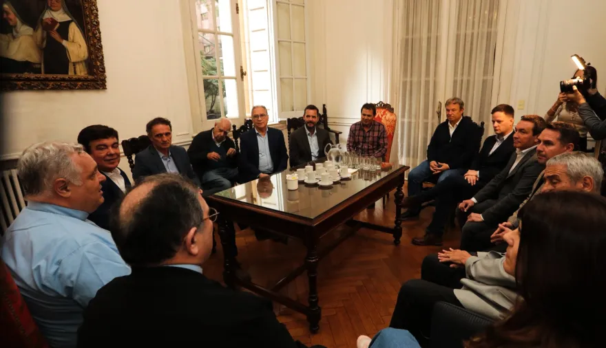 Katopodis e intendentes visitaron la Conferencia Episcopal Argentina: alertaron sobre la crisis económica
