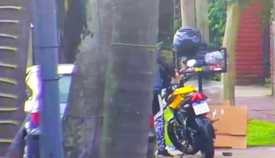 Con una "yuga" robó una moto y fugó en contramano por la colectora