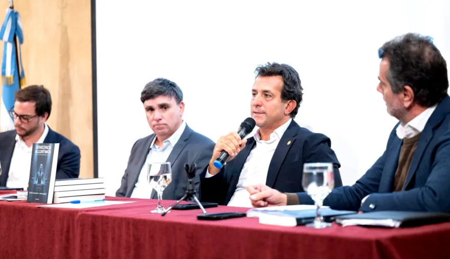 Inteligencia Artificial: Christian Gribaudo presentó su nuevo libro "Democracia Algorítmica"