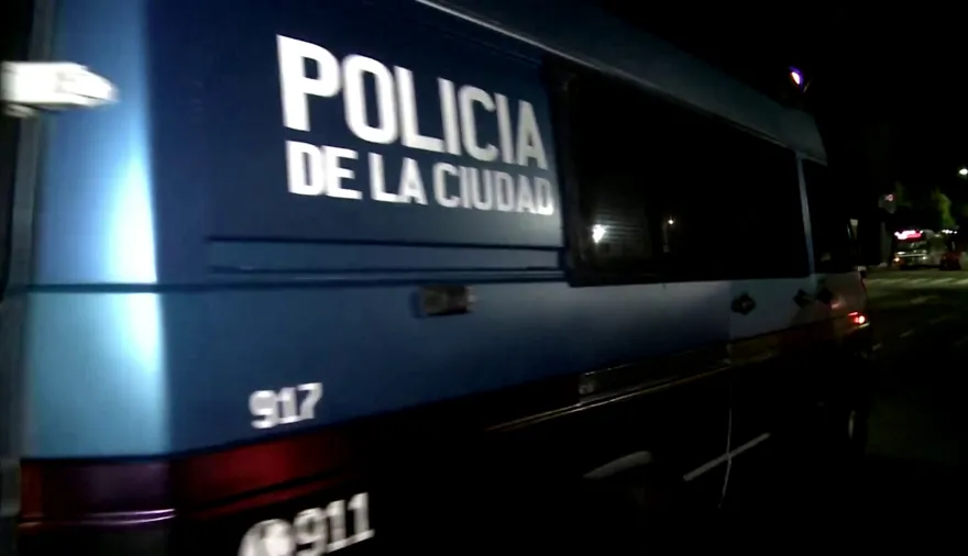 Robó autos en Devoto y lo encontraron oculto en una cucha para perros