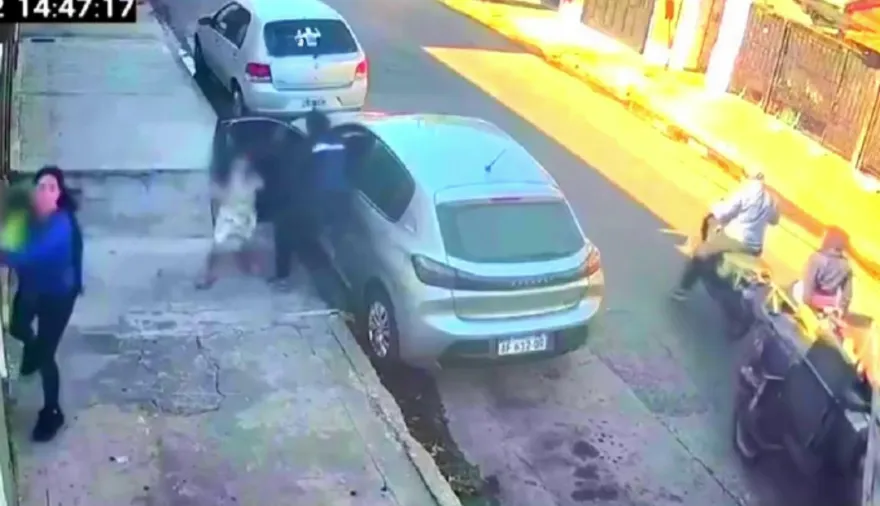 Cartoneros asaltaron a una automovilista que estaba con dos niños en Lanús