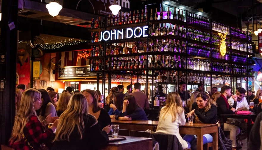 "Descorcha": una noche de vino, música y gastronomía en Baxar Mercado de La Plata