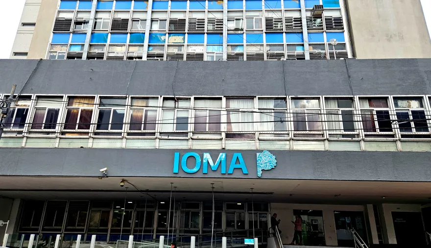 Kicillof no atiende la crisis en IOMA: nuevo reclamo de la AMP y médicos sin atender por la obra social