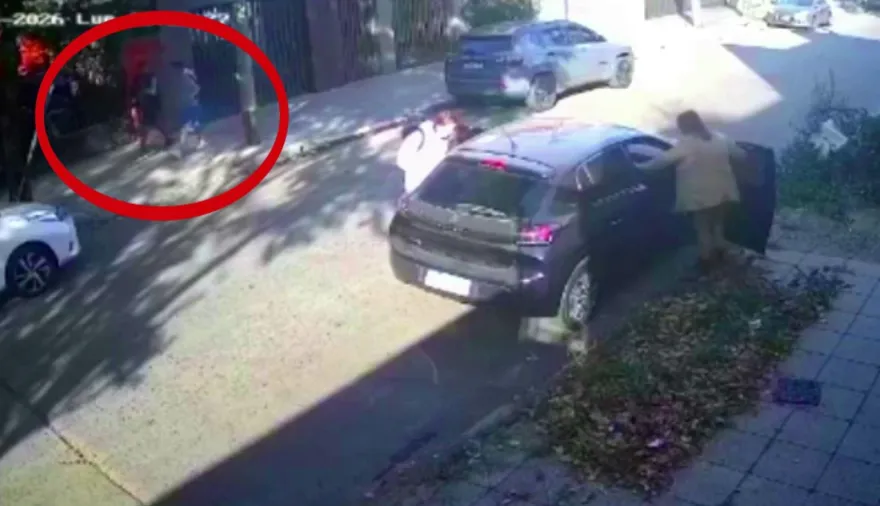 Las arrojaron a la calle, las golpearon y les robaron el auto en Morón
