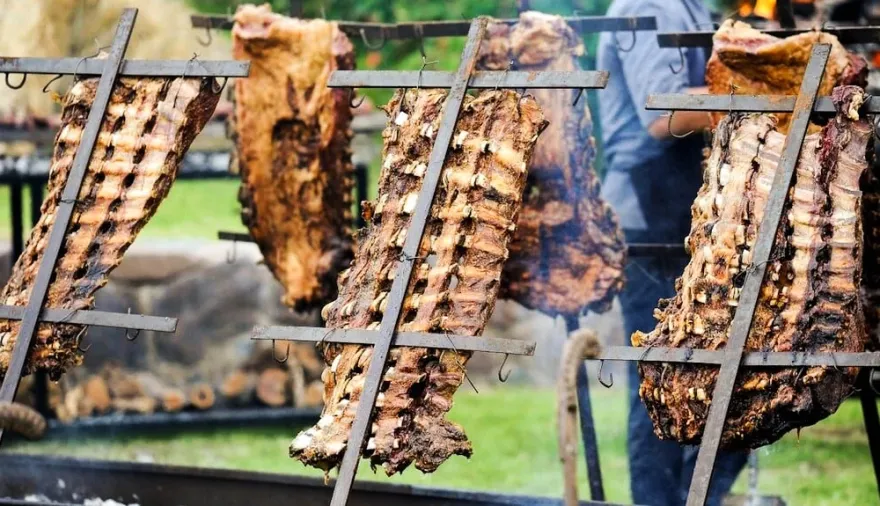 Destinos bonaerenses: los mejores asados con la mejor carne en los pueblos de Punta Indio, Giles y Areco