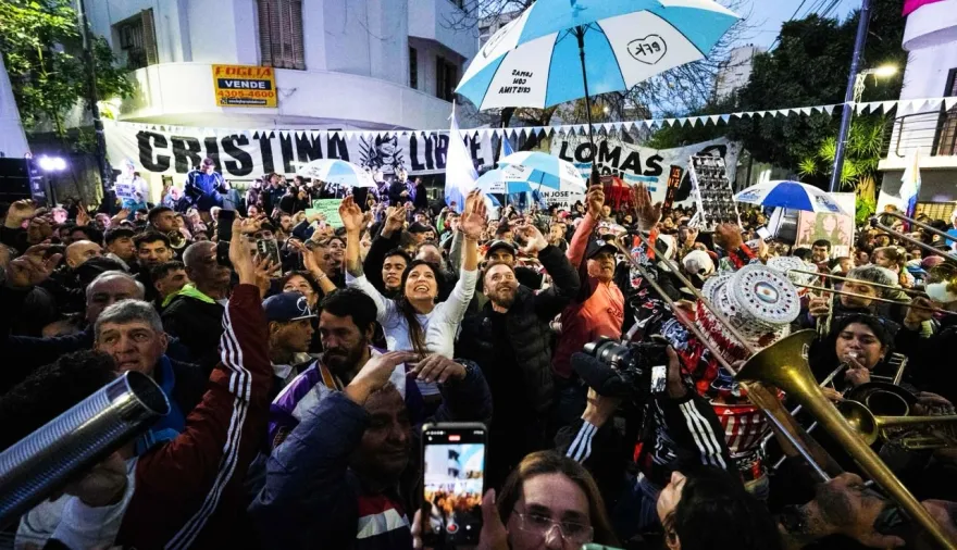 El PJ de Lomas de Zamora marchó por Cristina y arribó a Constitución con una masiva muestra de apoyo