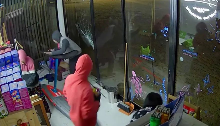Banda de adolescentes desvalijó un comercio en San Nicolás