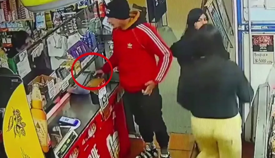 A cara descubierta y delante de clientas, asaltó un comercio en Paso del Rey