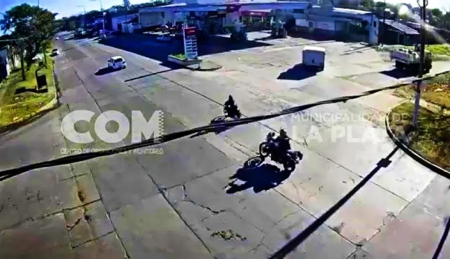 Acechaban un comercio y fueron detenidos con una moto robada en La Plata