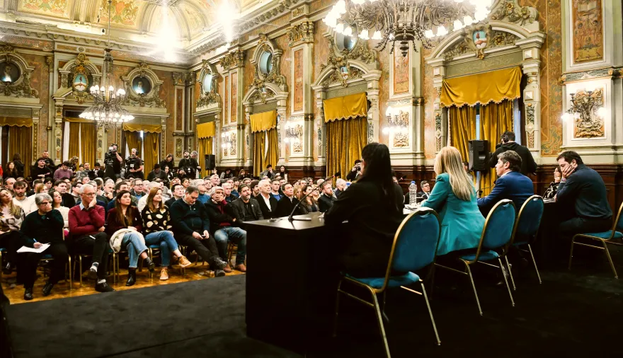Kicillof juntó a intendentes en el Salón Dorado para repudiar el ajuste de Milei en la salud