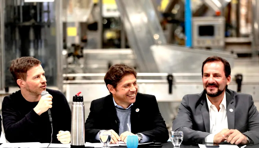¿Y dónde está la crisis?: Kicillof creó un nuevo organismo provincial, suma gasto público y premia a un intendente