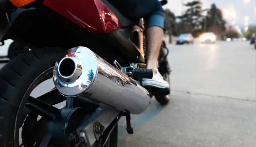 Egüen busca agravar las penas y compactar motos completas por caños de escapes libres