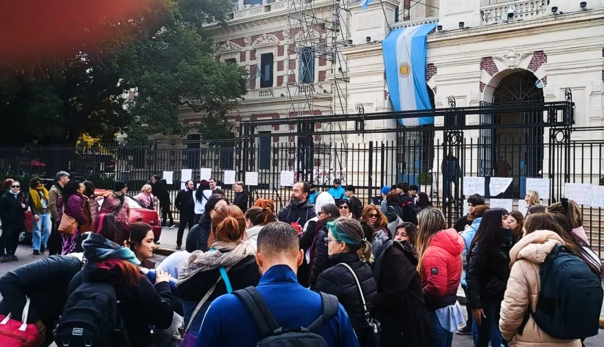 Clima caliente en La Plata: docentes bonaerenses protestaron contra Kicillof frente a Gobernación